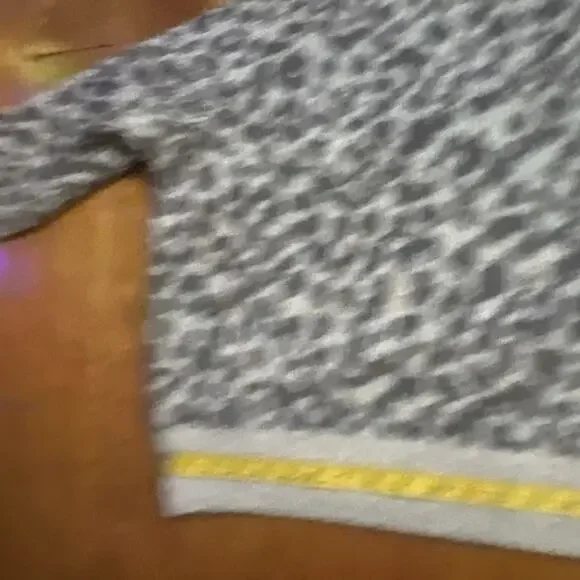 Old Navy Cheetah Print Pullover Sweater Size M Beige Gray Relaxed Cozy Boho - Picture 4 of 9